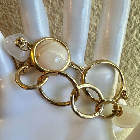 Abalone and white beaded double strand gold tone bracelet - Picture 5 of 8